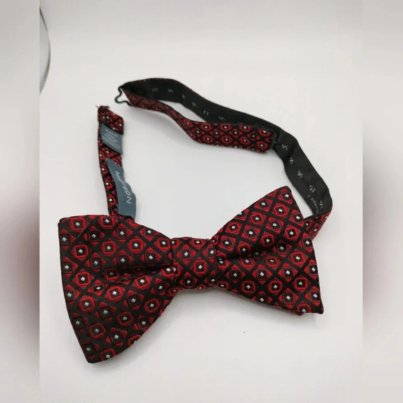 Madison Men's Silk Bow Tie Adjustable Closure Red Black Geometric Square - Picture 1 of 8